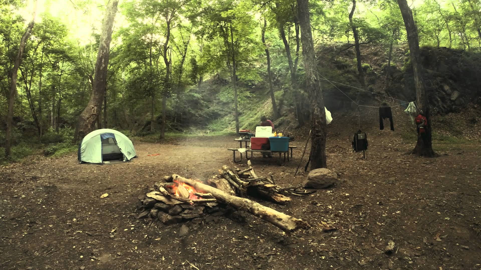 Ntrman camp. Кемпинг Форест. Кемпинг в лесу. Кемпинг фон. Палаточный лагерь мистический.