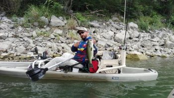 Catch-Photo-Release - Javier Suro sosteniendo lobina en un kayak