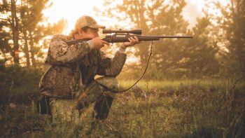 Mantener la forma de disparo cuando cazas - Cazador con rifle apuntando a su presa